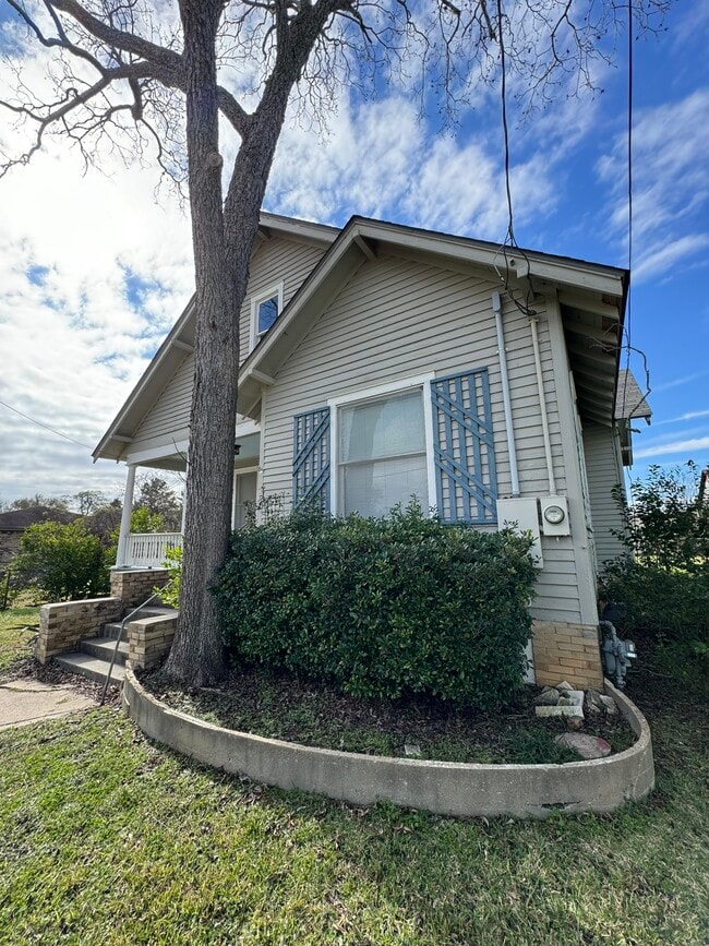 Photo - 404 Church St