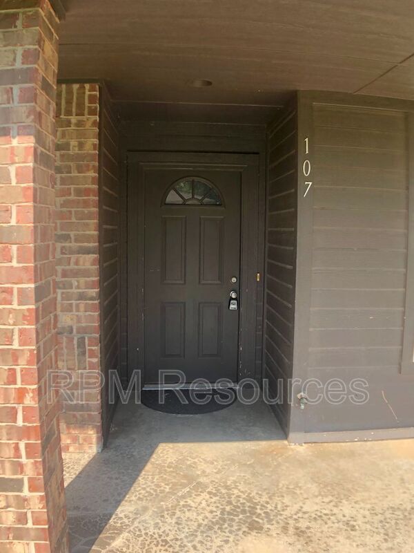 Photo - 107 E Forster Ln