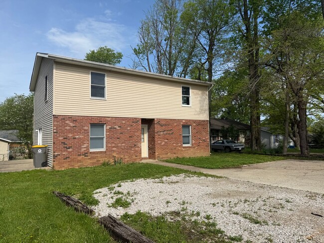 4 bedroom, 2 bath House - 4 bedroom, 2 bath House