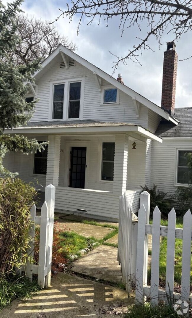 Building Photo - Stunning 4-Bedroom, 3-Bathroom Home with M...