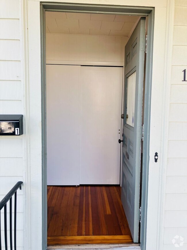 Building Photo - 1548 Smith St Unit 1548 Smith St. #1 Rental
