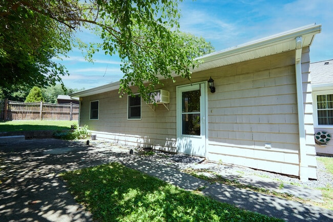 Building Photo - 15 Harvester Rd Unit 2