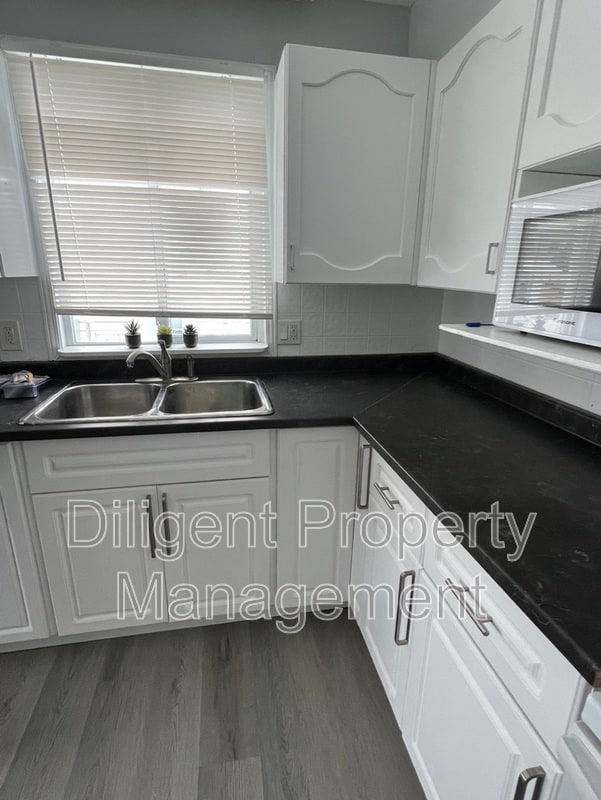 Photo - 260 Lansdowne St W