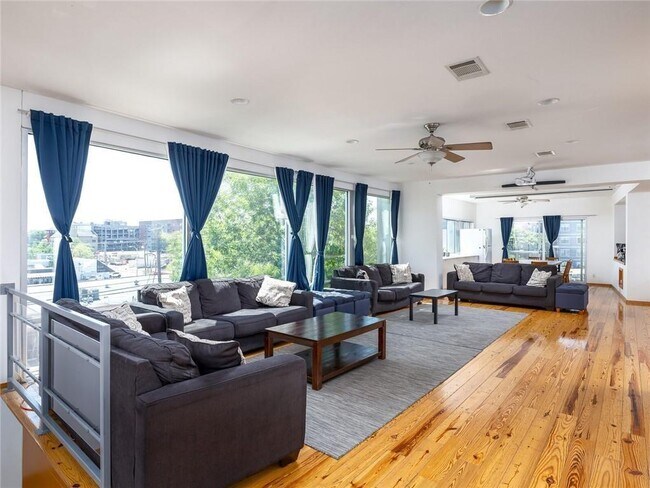 Photo - 605 W 29th 1/2 St