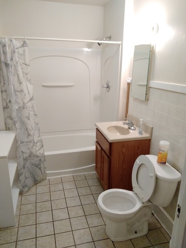 Building Photo - 1822 N Main St Unit Upper