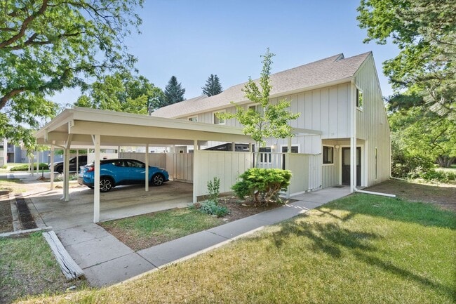Building Photo - Updated 3-Bedroom End-Unit Townhome in Scotch Pines Condos