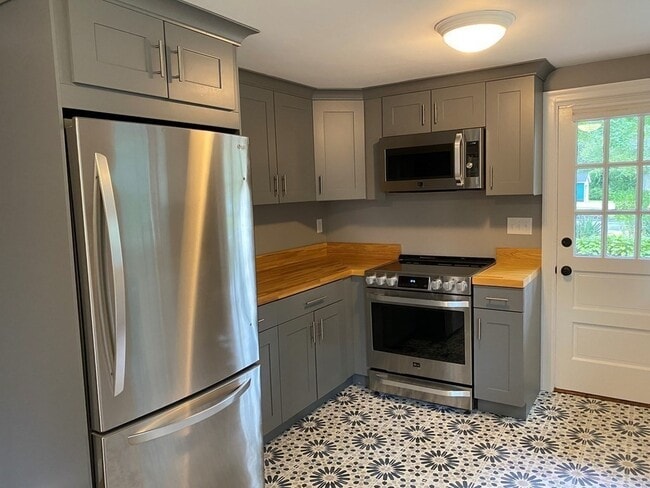Photo - 139 Montrose Ave