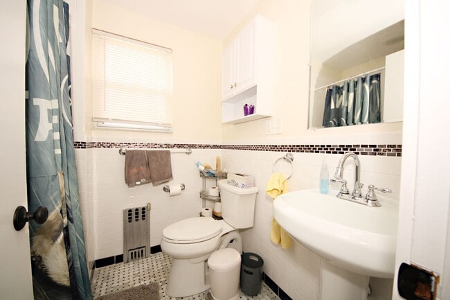 Photo - 4 bed 2 bath in Waltham no broker fee