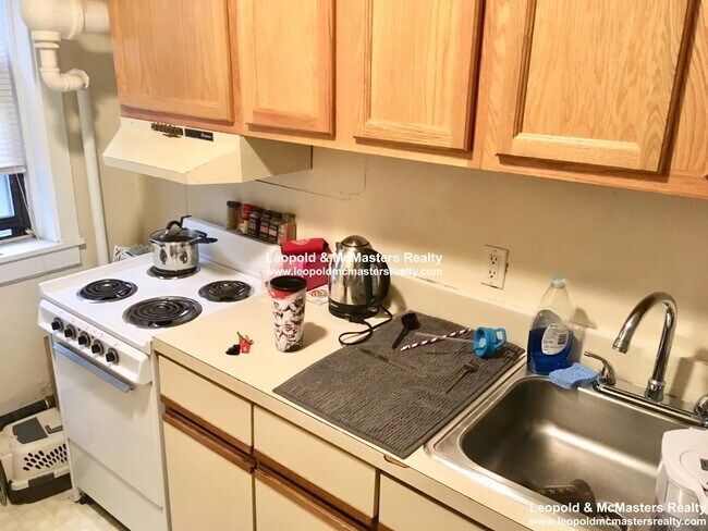 Building Photo - 70 Peterborough St Unit A