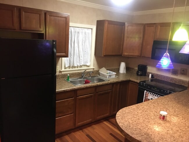 Full Kitchen - 2077 Davie Ave Unit 1