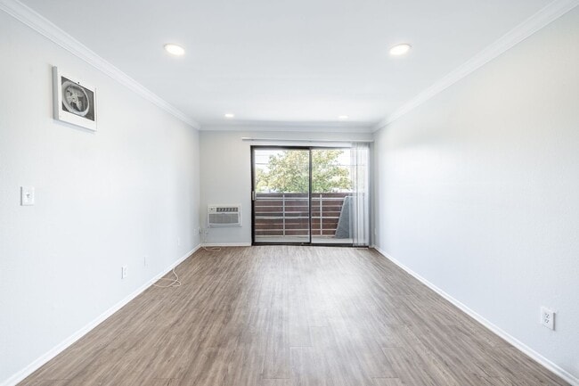 Photo - 4444 Ensign Avenue