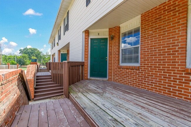 Photo - 3 Bed 2 Bath unit Close to Downtown Unit I