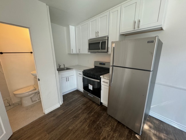 Photo - 473-491 S Roxbury Dr Apartamento
