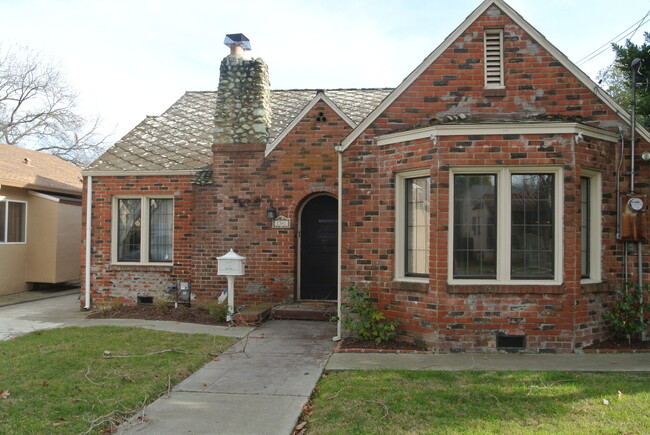 Building Photo - **COMING SOON!!** Spacious 2 Bedroom, 1 Bathroom Home near Convenient Old Town Pittsburg