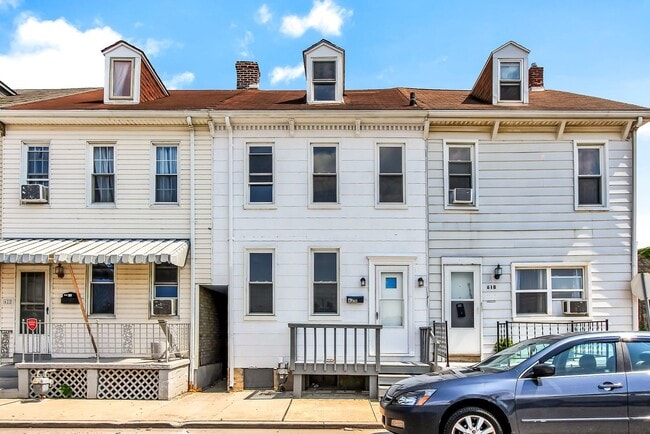 Building Photo - Coming Soon! Cozy 3 Bedroom, 1 Bath Home i...