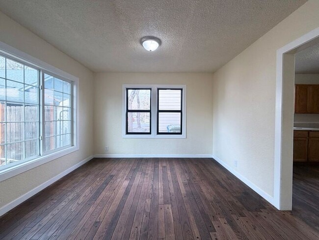 Photo - 960 Clark St