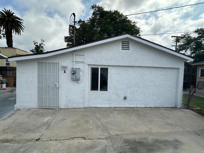 Building Photo - 1032 Justin Ave