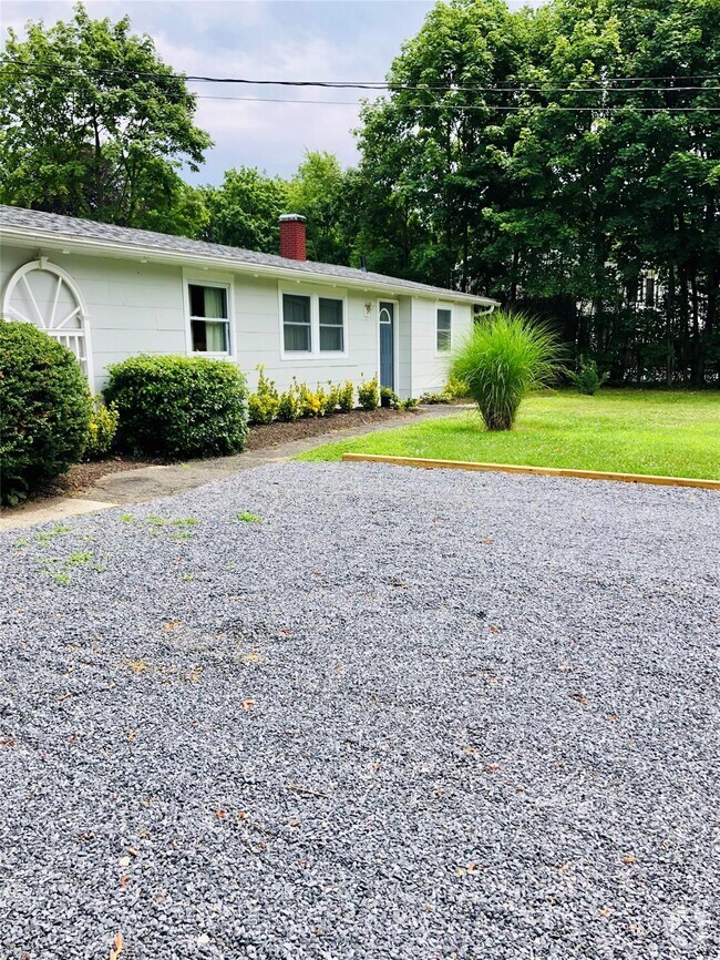 Building Photo - 303 Old Town Rd Rental