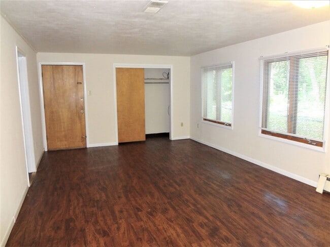Photo - 2 Bed, 2 Bath Apartment off University Ave. w/ Hardwood Flooring Unit 2