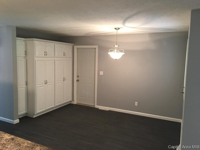 Photo - Beautiful 3 Bedroom Mid Century Modern Home Near Lake Springfield $1750.00