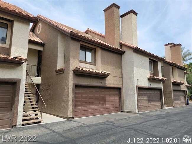 Building Photo - Stylish Townhome in Gated Community!