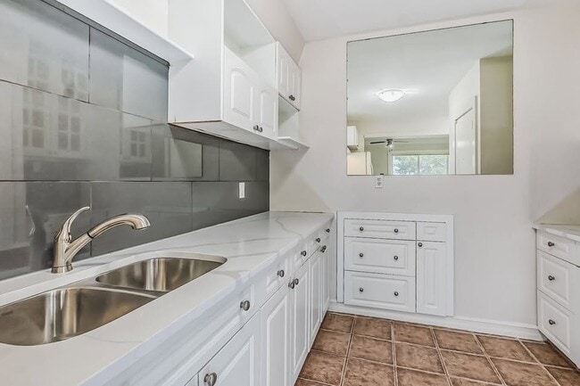 Photo - 1028-9 9 St SE