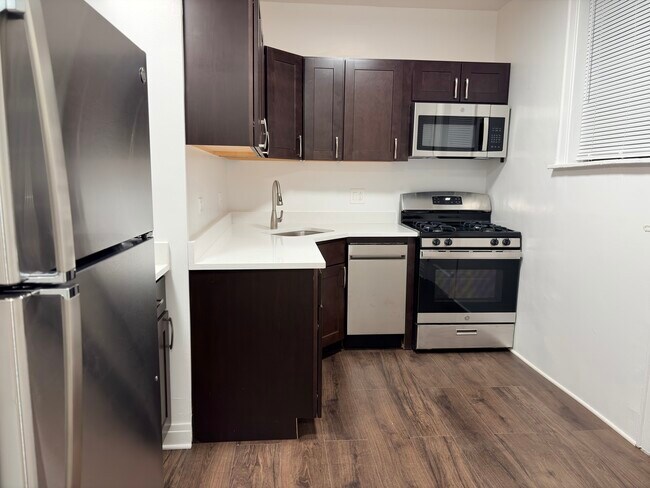 Photo - 635 W Roscoe St