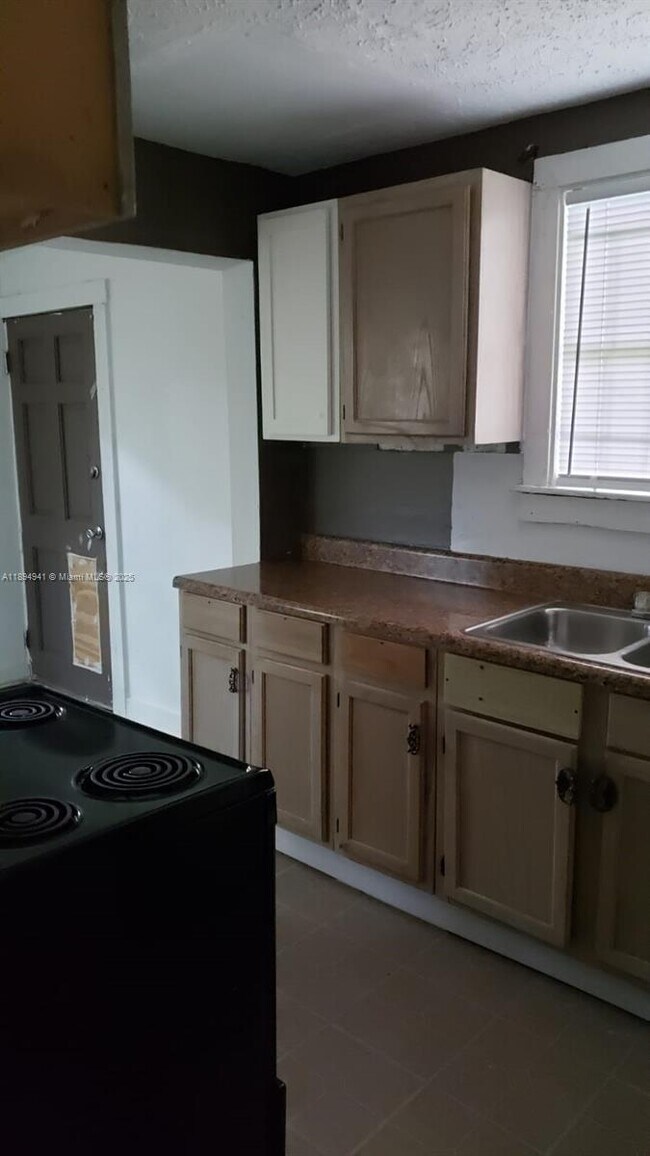 Photo - 1517 Logan St