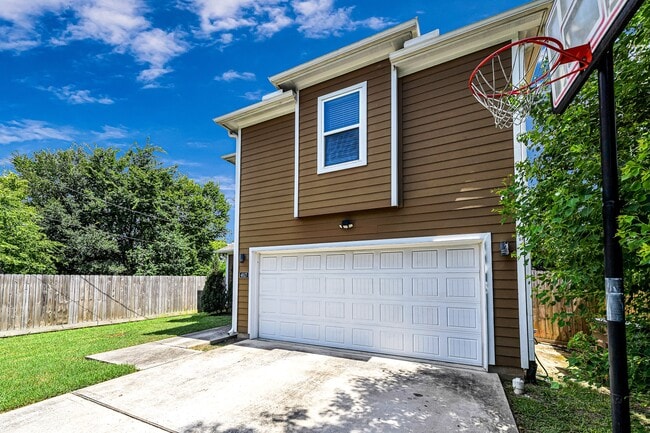 Photo - 4617 White Rock St