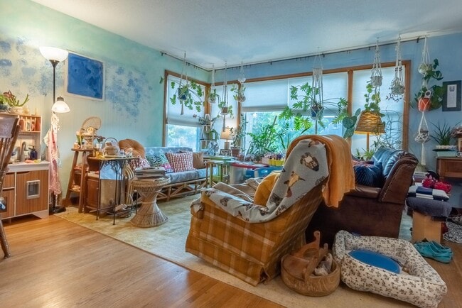 Photo - 1244 Alameda St N