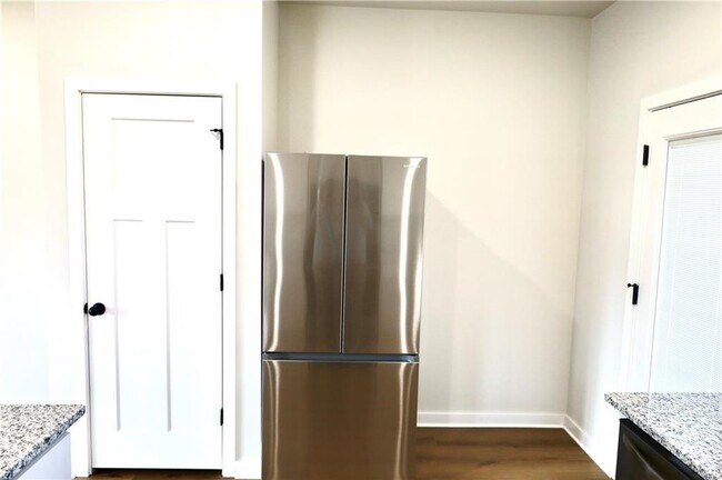 Photo - 512 Cosmos St