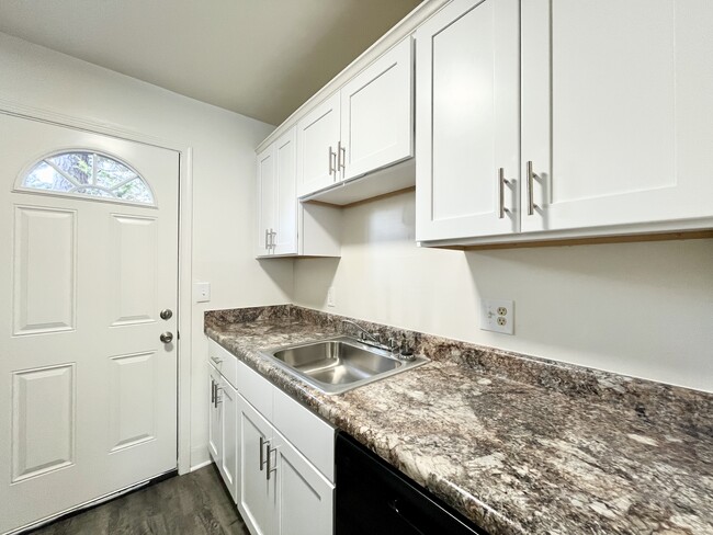 2 BR, 1 BTH- DELUXE - Collinwood South Apartments