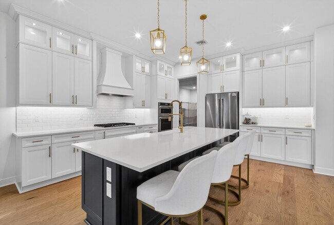 Photo - 880 SW St Creek Dr