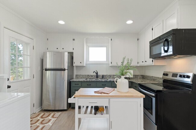 Photo - 2 Bed/ 1 Bath Cottage in Charlotte Park, Fenced Yard and Pet Friendly