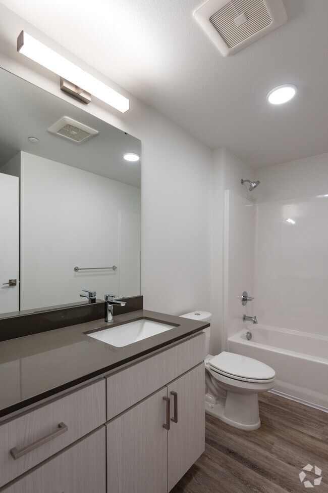 1BD, 1BA - 579-600SF