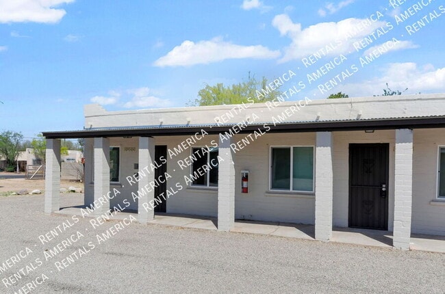Building Photo - 3048 N Sparkman Blvd