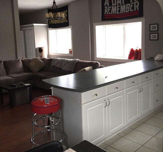 Photo - 216 Front St N