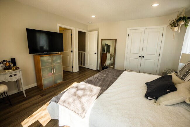 Master Bedroom w/ Master Bath - 2927 Marshall St NE Unit B