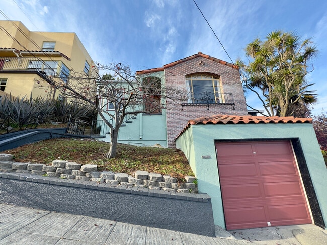 Building Photo - 645 Jean St