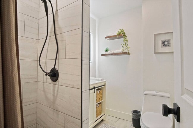 Building Photo - 2809 Pembroke Terrace Rental