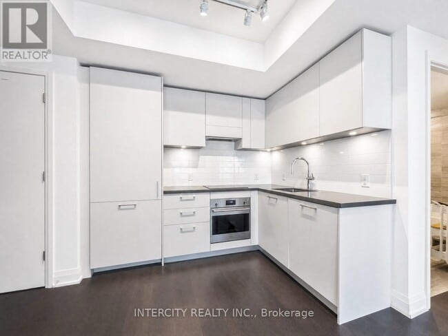 33 Frederick Todd Wy Unit 1307