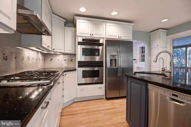 Photo - 403 W Rosemary Ln