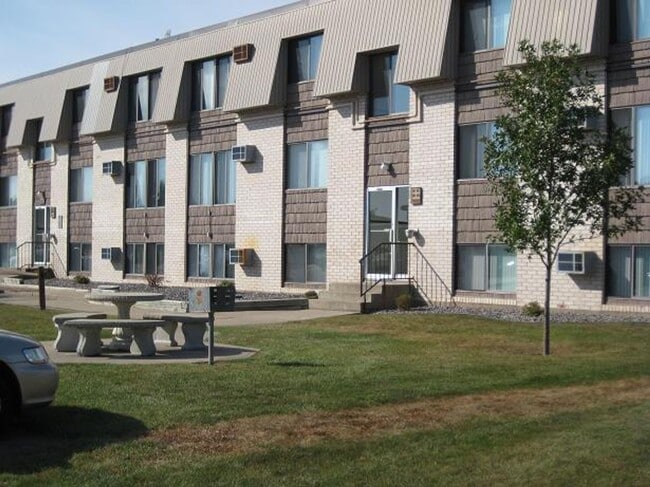 Building Photo - Three Bedroom 1.5 Bathroom Unit FA-201