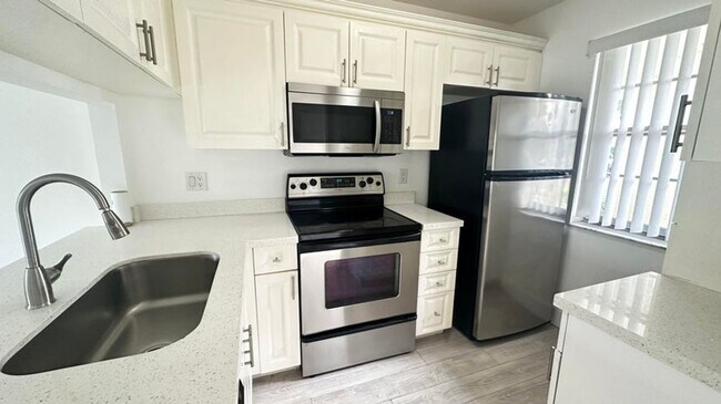 Photo - 9991 Three Lakes Cir