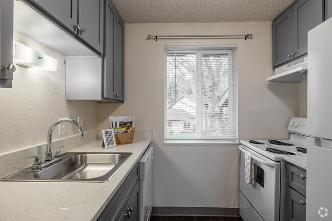 BR, 1BA - 777SF - Kitchen - Ridgecrest Timbers