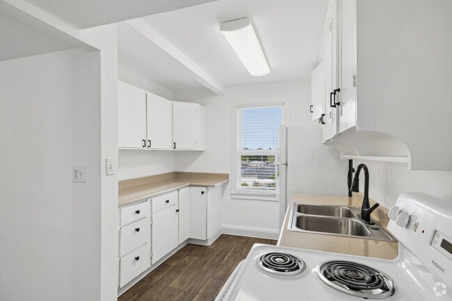 3BR, 1BA - 964SF - Kitchen