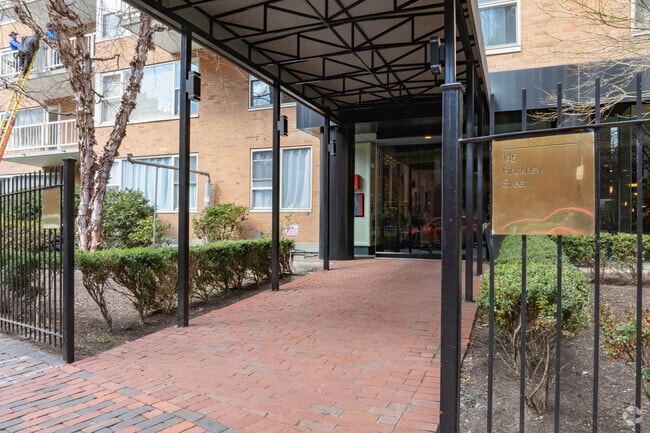 Entrada - River House Condos