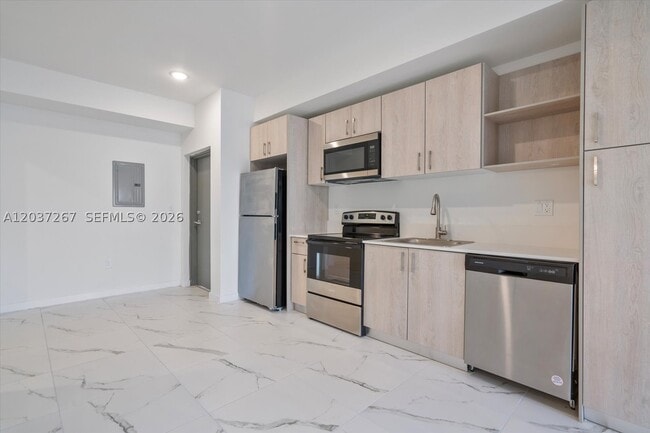 Building Photo - 420 SW 7th St Unit 204