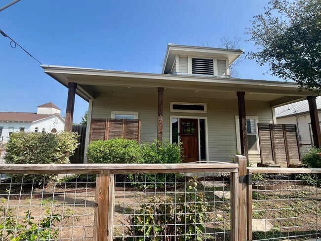3/2 Single Story Conveniently Located to D... - 3/2 Single Story Conveniently Located to D... House