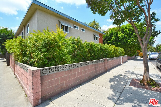 Photo - 10854 Morrison St